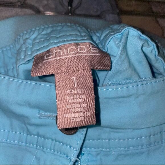 Chico's Size 8 Cargo Capris Poplin Blue Lightweight Pull On - Picture 7 of 8
